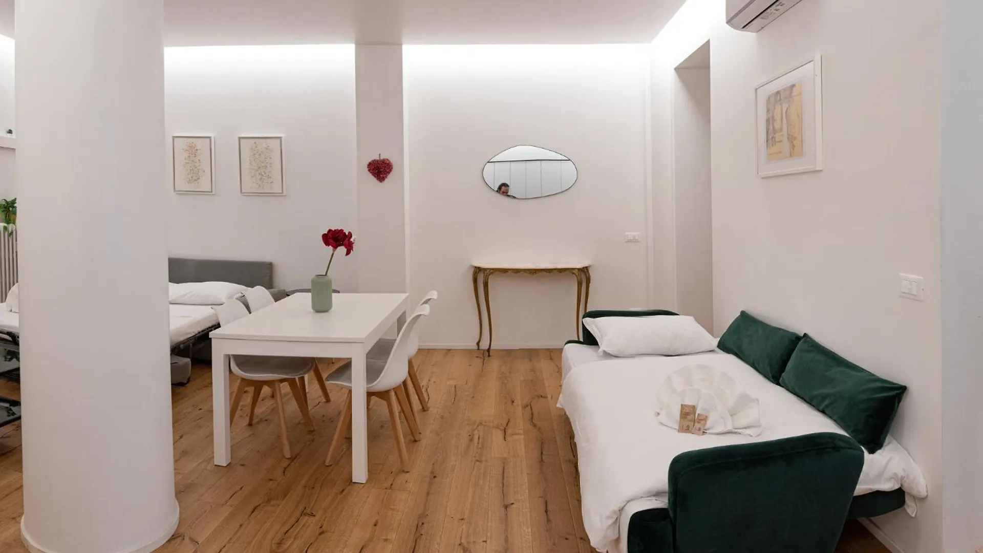 La Dolce Vita - Luxury Stylish Flats In Trastevere 70-90Sqm Rome 0*,  Italy